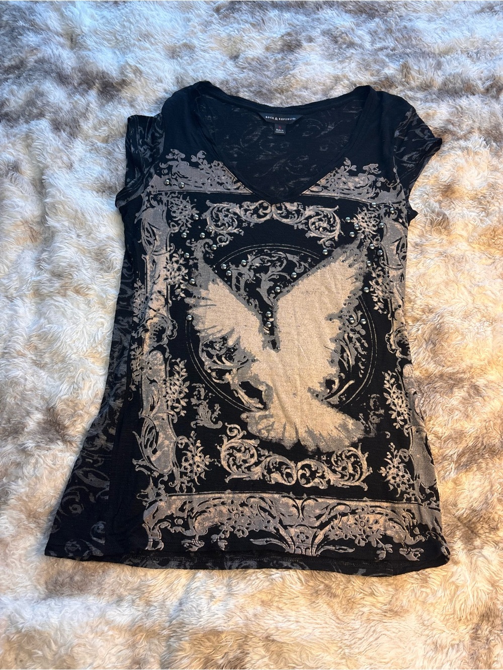 Y2K Rock & Republic Black Short-Sleeve V-Neck Top with Dove Graphic
